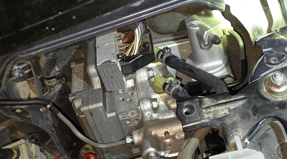 Aktuator hamulcowy w hybrydzie Toyota — buczenie i twardy pedał