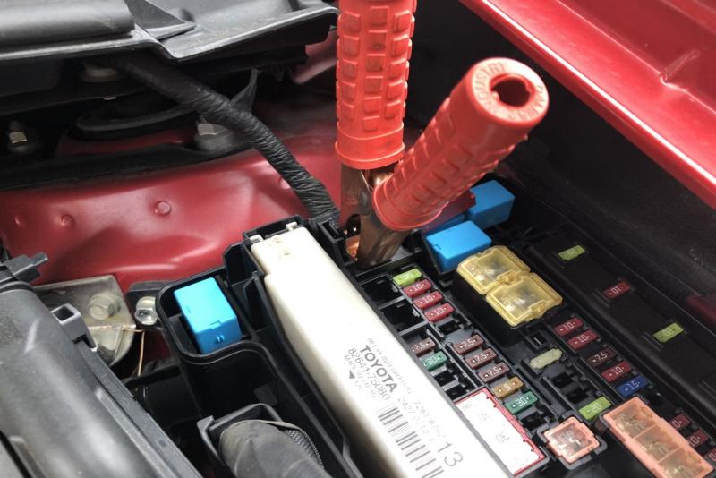 Jak uruchomić hybrydę Toyota z rozładowanym akumulatorem 12 V