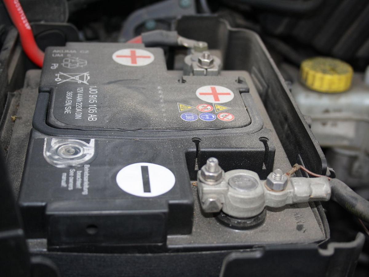 Akumulator 12V w hybrydzie — objawy i diagnostyka